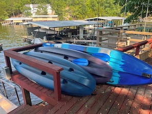 A dock with kayaks and a covered area with tables and chairs. - Timber Ridge - Three Bedroom House, Sleeps 8 (Village of Four Seasons)