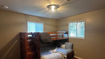 2 bedrooms, WiFi (free), bed sheets