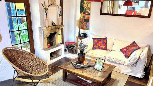 Books - Iechie Historic Colonial Stay in La Candelaria (Bogotá)