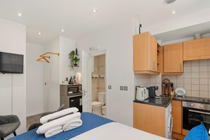 Iron/ironing board, WiFi, bed sheets