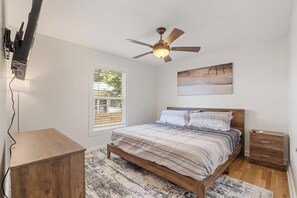 3 Schlafzimmer, Schreibtisch, Bügeleisen/Bügelbrett, Reisekinderbett