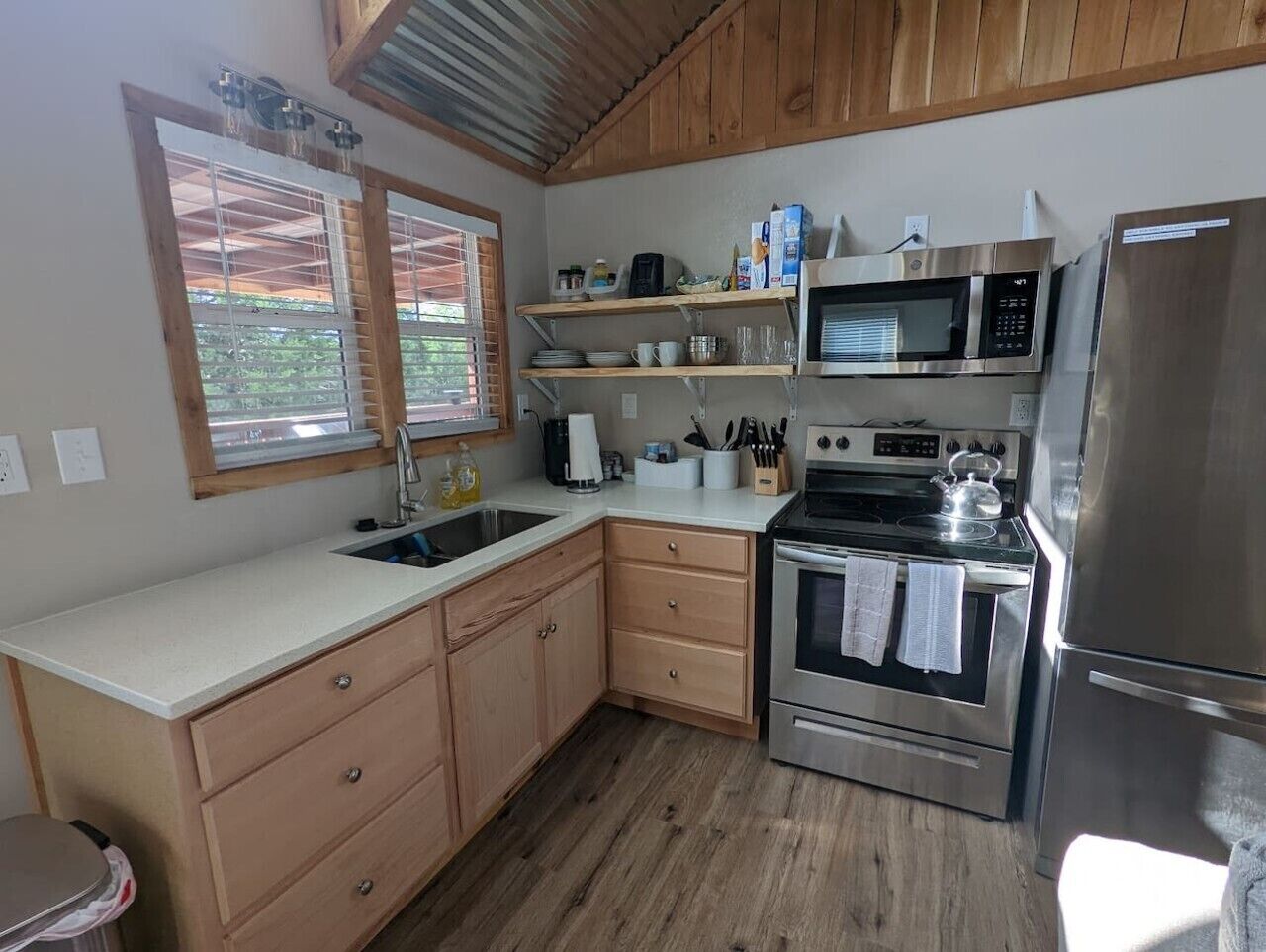 Coffee/tea maker, fridge, microwave, oven
