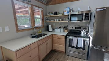 Coffee/tea maker, fridge, microwave, oven