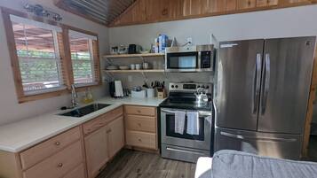 Coffee/tea maker, fridge, microwave, oven
