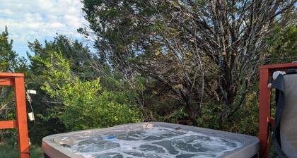 Daisy - Hot Tub on Deck - City Escapes Cabins