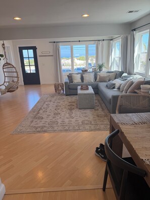 Living area - Oceanfront condo in Seaside park- 3 bedroom 1 bath includes beach badges (Seaside Park)