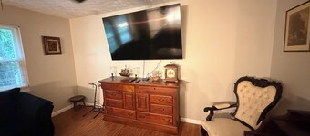Peaceful 3-bedroom house with AC in charming Batavia