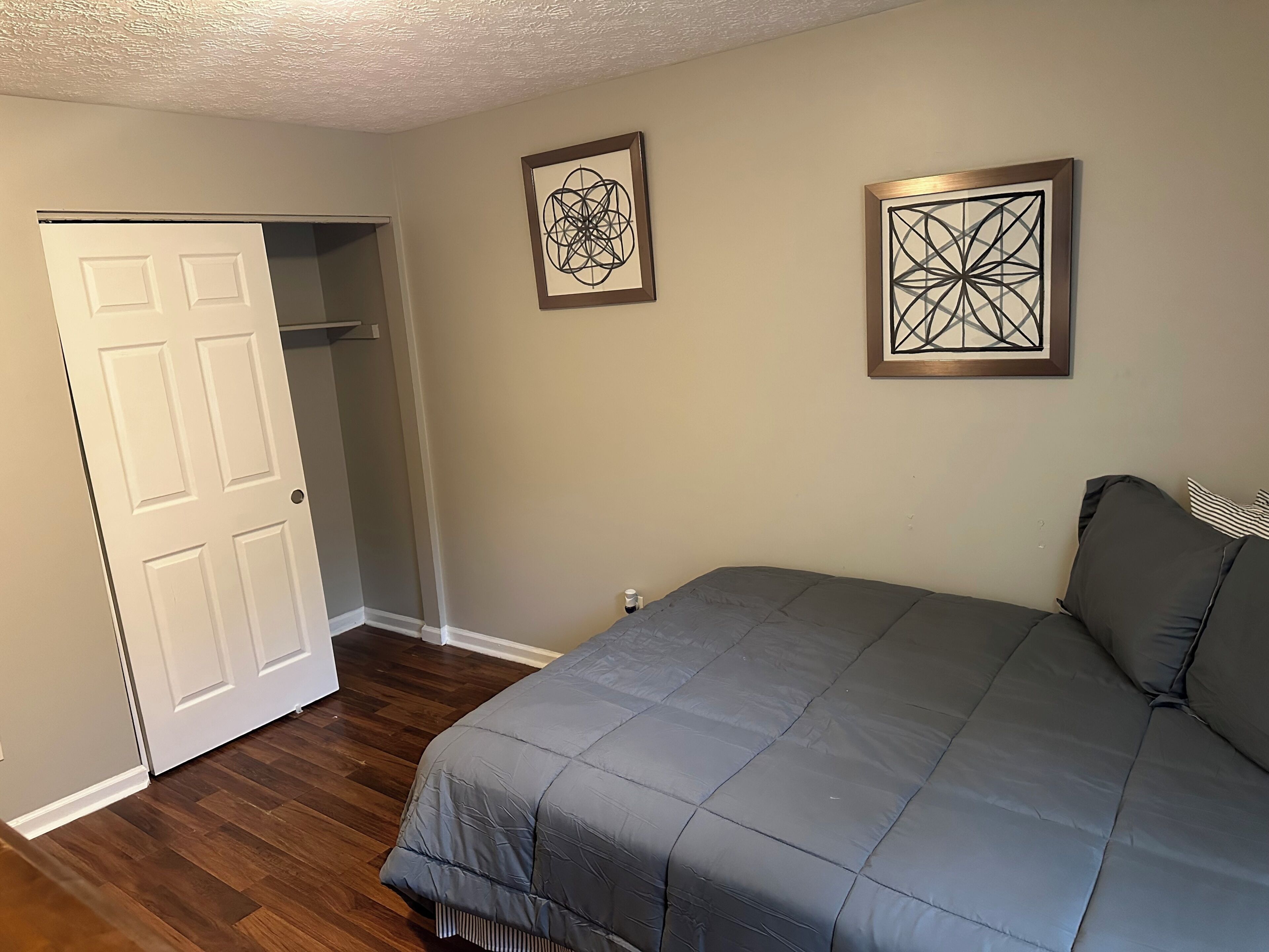 3 quartos, ferros/tábuas de passar roupa, Wi-Fi, roupa de cama
