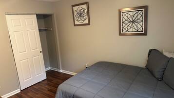 3 quartos, ferros/tábuas de passar roupa, Wi-Fi, roupa de cama
