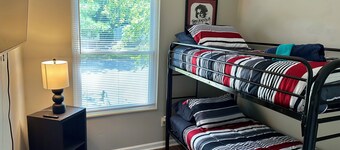 Peaceful 3-bedroom house with AC in charming Batavia