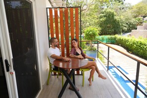 Outdoor dining - Poolside suite with private balcony in Tamarindo, self check-in (Tamarindo)