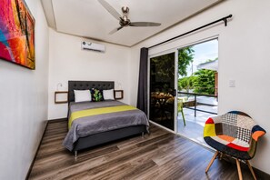 Room - Poolside suite with private balcony in Tamarindo, self check-in (Tamarindo)