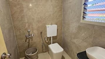Chambre Confort avec lits jumeaux, non-fumeur, climatisation | Salle de bain | Douche, articles de toilette (gratuits), serviettes fournies, savon