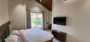 Deluxe Double Room, Non Smoking, Air conditioning | Free WiFi - Saavi Resort Shrivardhan (Shrivardhan)