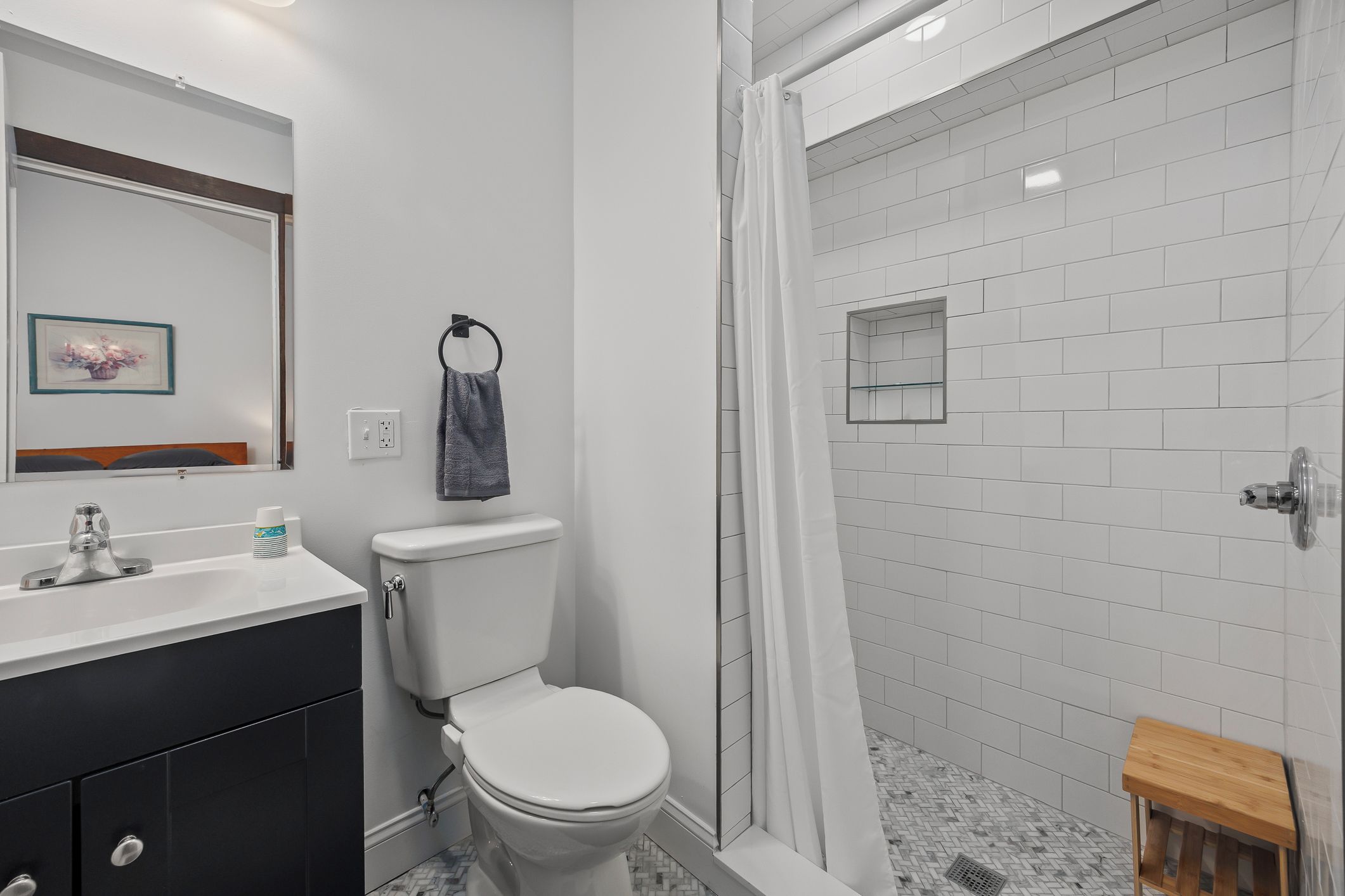 Une salle de bain comprenant des toilettes, un lavabo et un espace douche.