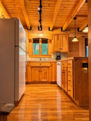 Wasserkocher mit Kaffee-/Teezubehör, Kühlschrank, Mikrowelle, Ofen