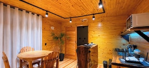 Romantic Cabin | Private kitchen | Mini-fridge, microwave, cookware/dishes/utensils, dining tables - Recanto das Siriemas - Urubici - SC (Urubici)