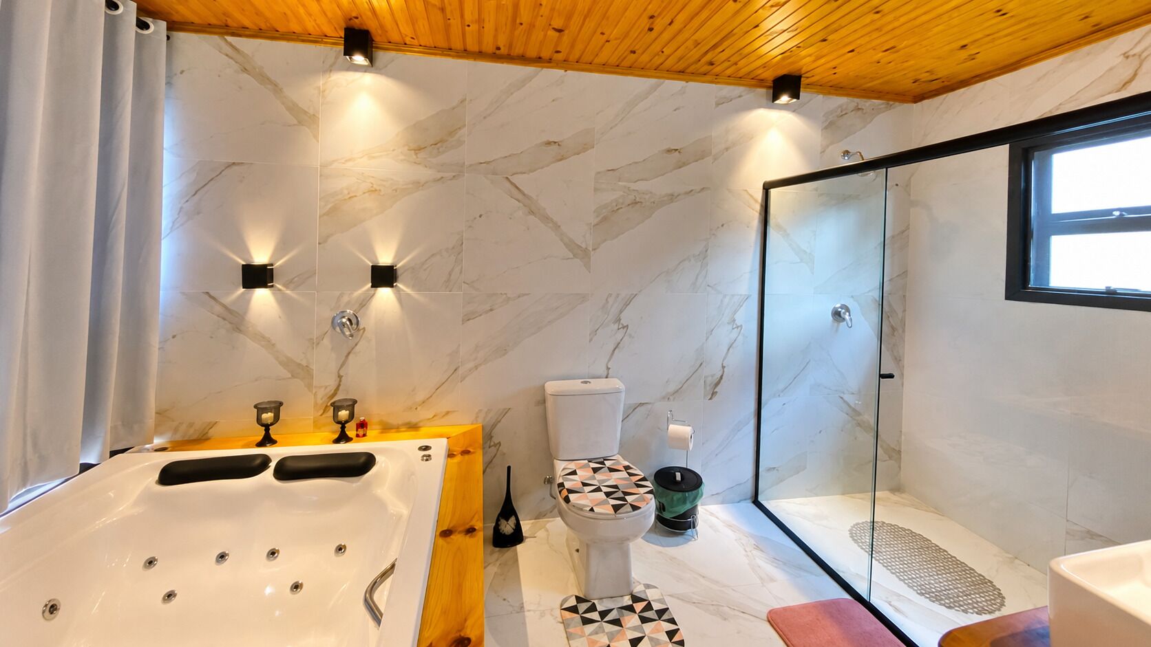 Cabaña romántica | Baño | Tina y regadera independientes, tina de hidromasaje, toallas 