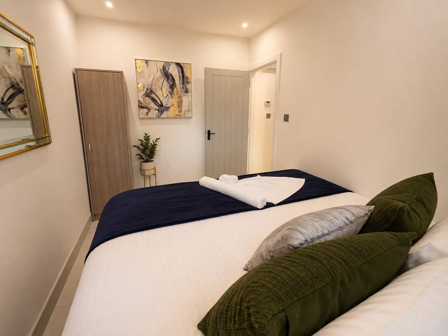 Desk, iron/ironing board, WiFi, bed sheets