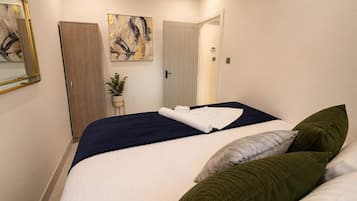 6 bedrooms, desk, iron/ironing board, WiFi