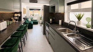 Private kitchen - Luxury 6BR Family Home 3 Bath With Hot Tub Fast WiFi (Cardiff)
