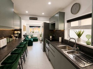Private kitchen - Luxury 6BR Family Home 3 Bath With Hot Tub Fast WiFi (Cardiff)