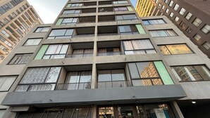 A high-rise building with multiple floors, large windows, and a modern architectural design. - Oceana Suites Edificio Hipódromo  (Región Metropolitana)