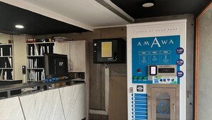 A water purification station with a digital display and various payment options. - Oceana Suites Edificio Hipódromo  (Región Metropolitana)