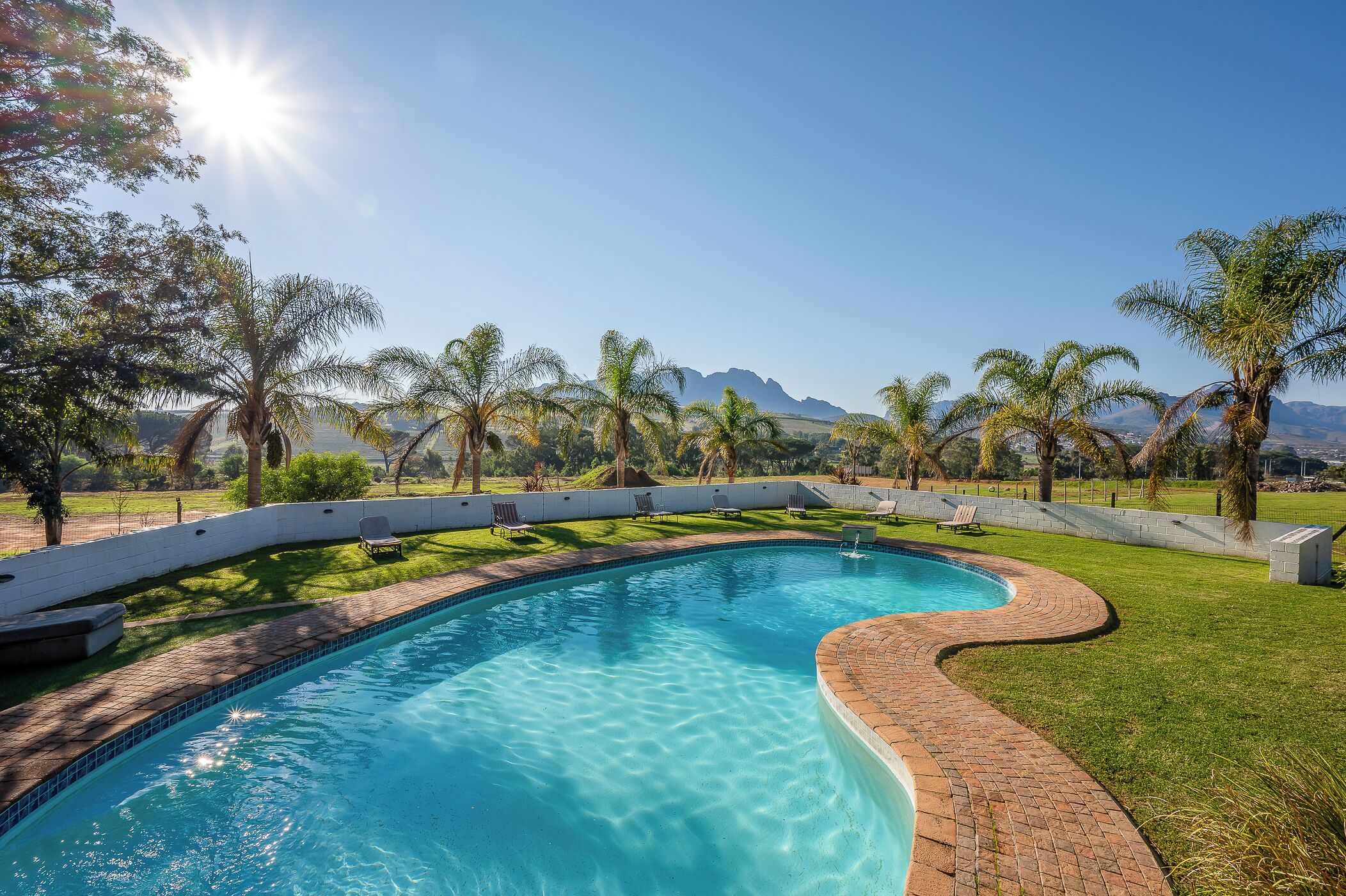 Villa familiar, aire acondicionado, vista al viñedo | Alberca | Alberca al aire libre y camastros 