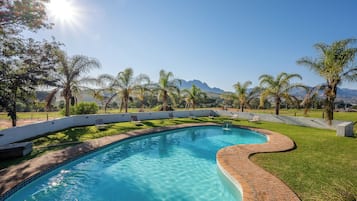 Villa familiar, aire acondicionado, vista al viñedo | Alberca | Alberca al aire libre y camastros