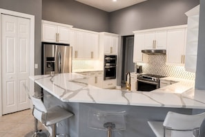 Geladeira, micro-ondas, fogão, cooktop