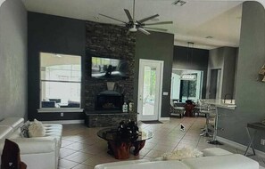 TV - Luxury Home, Naples (Naples)