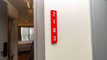 Un pasillo con una placa roja con el número de habitación 2103.