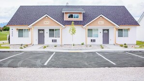 Un bâtiment à deux étages, doté d’un toit gris et d’une entrée centrale.