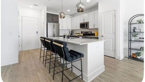 Private kitchen - Cozy 1-bedroom apartment in charming Augusta with AC and gym (Augusta)