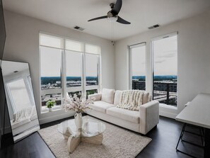 Living area -     Luxury West Midtown Penthouse With Skyline Views (Atlanta)