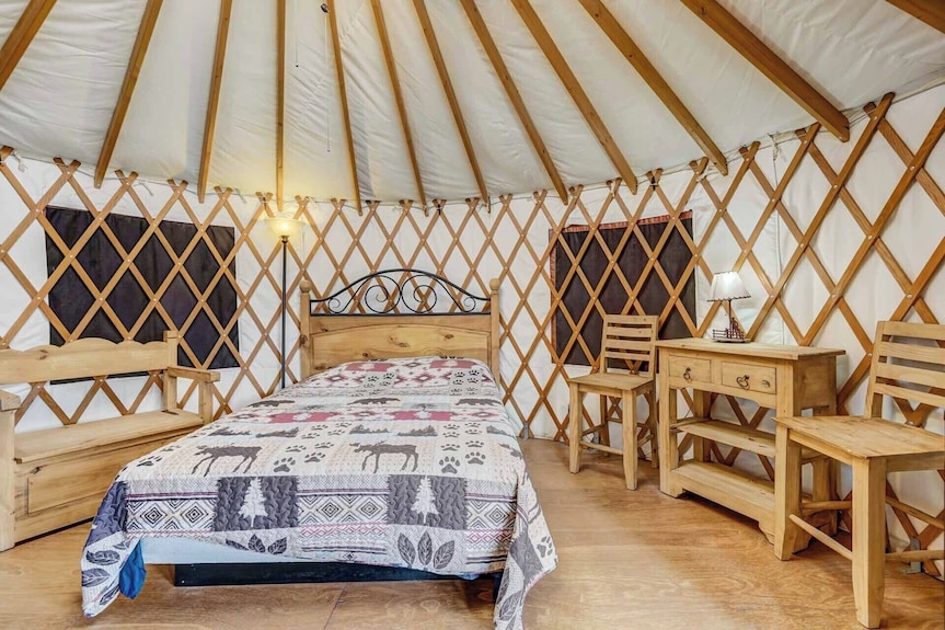 We Offer Yurts With Set Of Bunks And A Queen Bed That Sleep Four People. - Buena Vista, CO