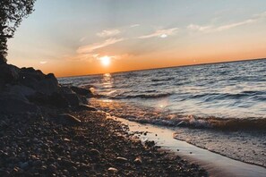 Ein Strand mit felsiger Küste und sanft anschwellenden Wellen.