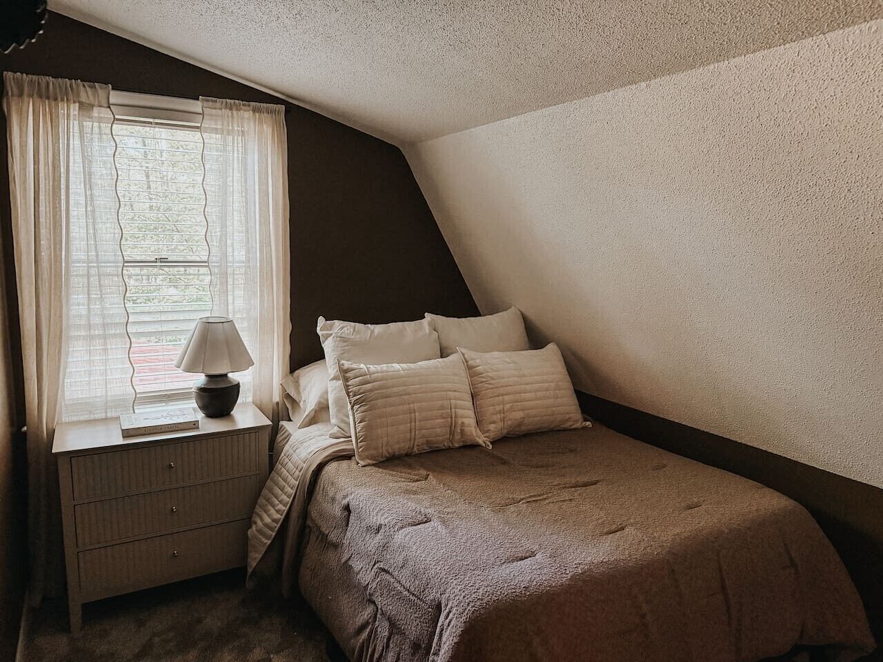 Desk, WiFi, bed sheets