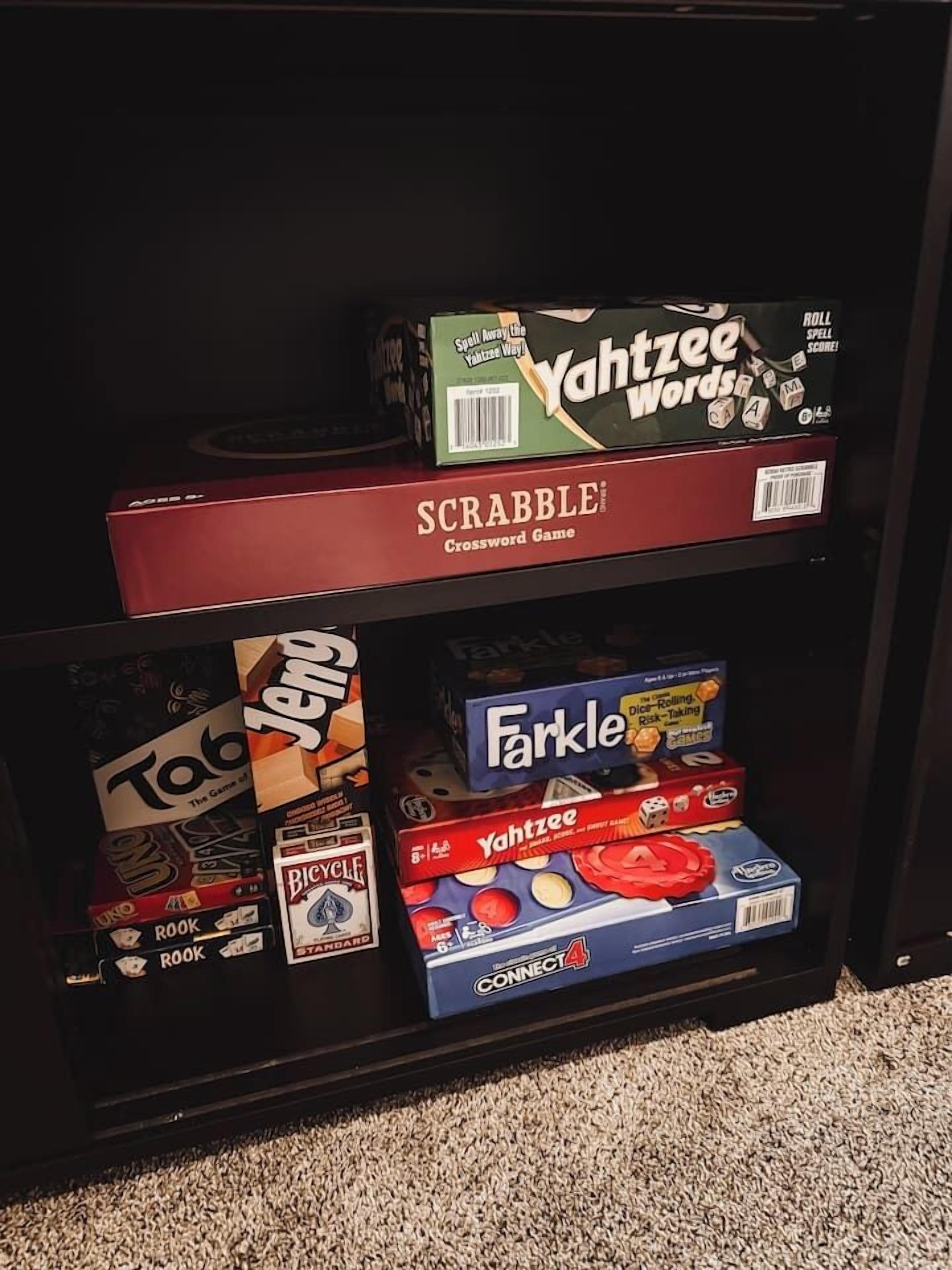 Hyllyssä on useita erilaisia lautapelejä, kuten Scrabble, Tab Jenga ja Farkle.