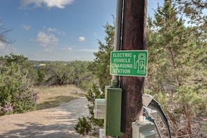 Schild für eine Ladesäule für Elektrofahrzeuge.