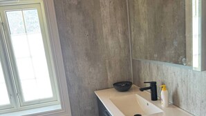Toallas, jabón, papel de baño 