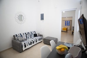 Fernseher, Kamin, Bücher, Arbeitsbereiche