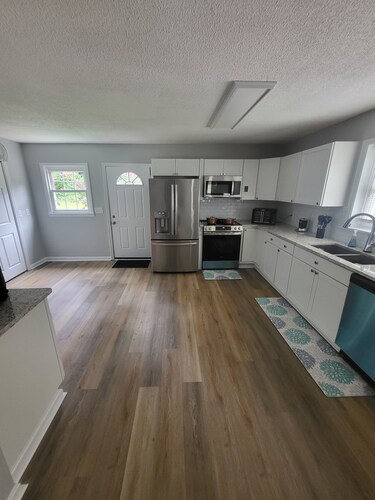 Spacious 4-bedroom house in Warner Robins Close To Robins AFB