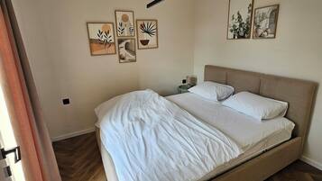 Iron/ironing board, WiFi, bed sheets