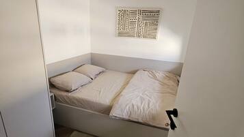 Iron/ironing board, WiFi, bed sheets