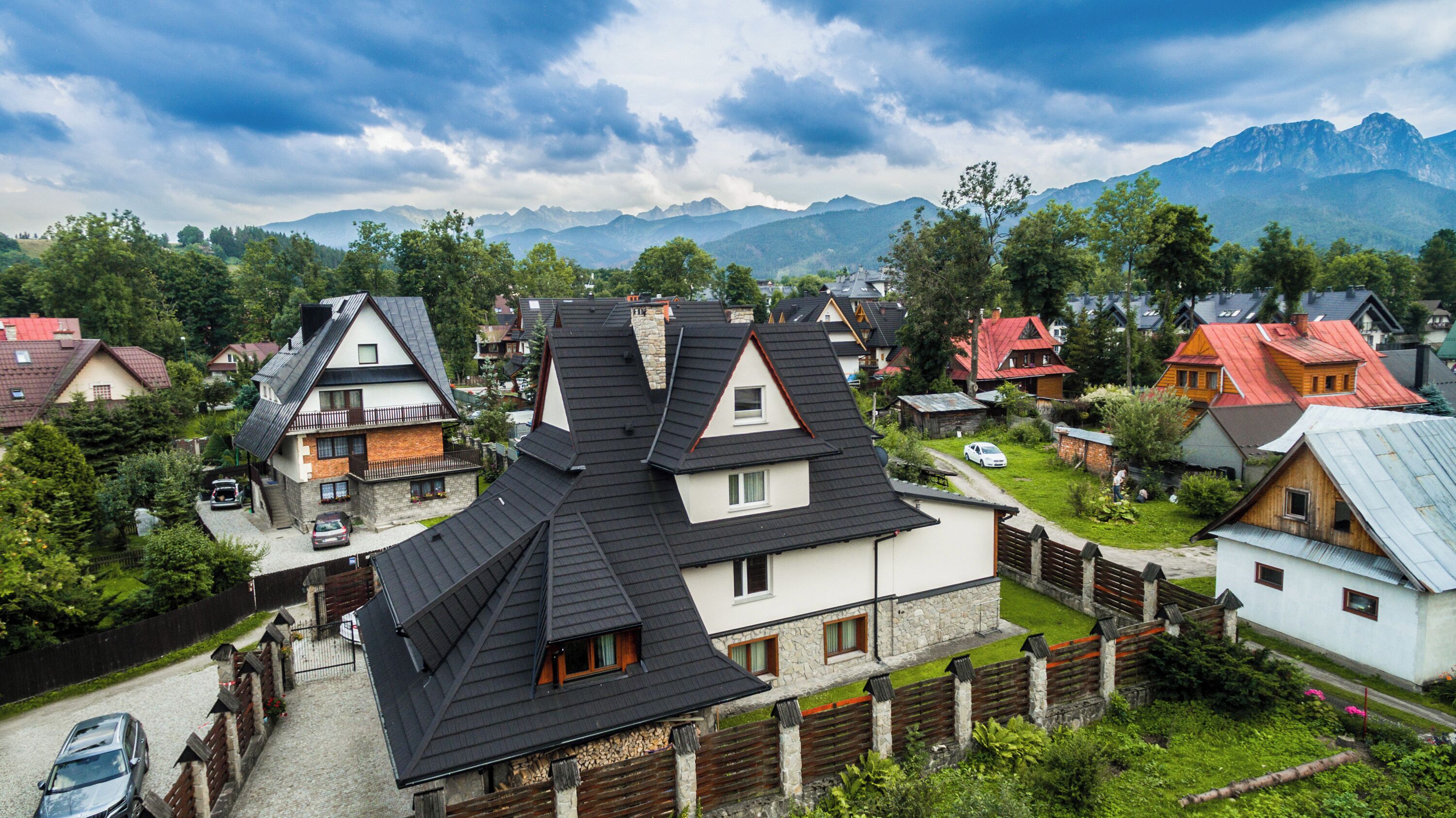 Un quartier résidentiel où les maisons se distinguent par leurs toits pentus et leurs fondations en pierre.