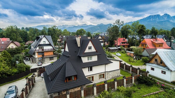 A residential area with houses featuring steep roofs and stone foundations.