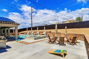 A backyard with a swimming pool, outdoor seating, and a barbecue area. - Mohican Escape | Stylish Backyard Retreat (Lake Havasu City)