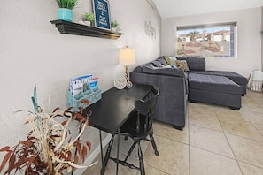 TV, books, stereo - Pet friendly home w/ pool, spa & toiletries (Lake Havasu City)